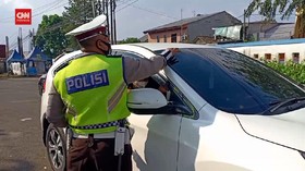 VIDEO: Polisi Tempel Stiker Tanda Pelanggar Larangan Mudik