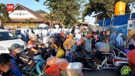 VIDEO: Ratusan Santri Berdesakan Antri Beli Tiket Mudik