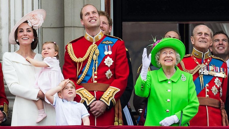Ratu Elizabeth merayakan ulang tahunnya dua kali dalam setahun. Pada bulan April dan bulan Juni, biasanya pada bulan Juni akan diadakan tradisi raja dan ratu yang dikenal 