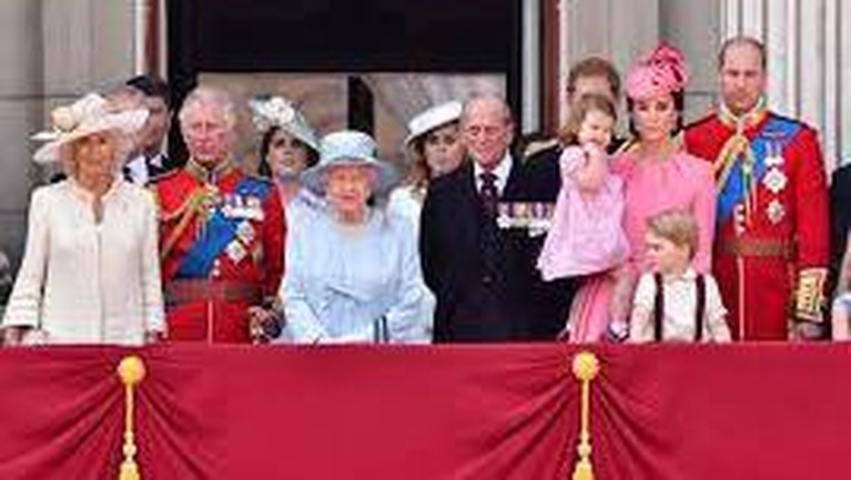Ratu Elizabeth merayakan ulang tahunnya dua kali dalam setahun. Pada bulan April dan bulan Juni, biasanya pada bulan Juni akan diadakan tradisi raja dan ratu yang dikenal 
