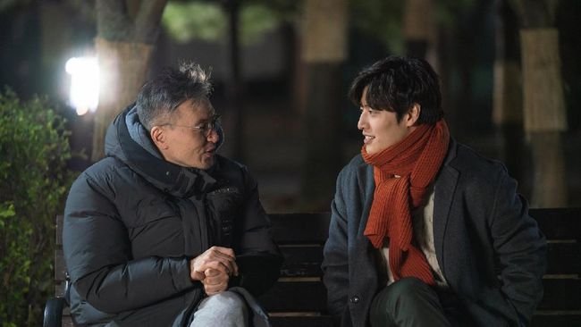 Film lokal Korea yang dibintangi Kang Ha-neul tersebut mampu menahan film baru keluaran Amerika Serikat, The Courier.