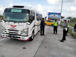 Travel Gelap Diamankan di Exit Tol Ngawi, 17 Pemudik Akhirnya Dikarantina