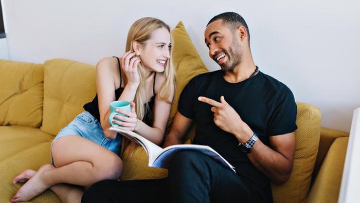 6 Cara Komunikasi yang Baik untuk Pasangan Baru Menikah