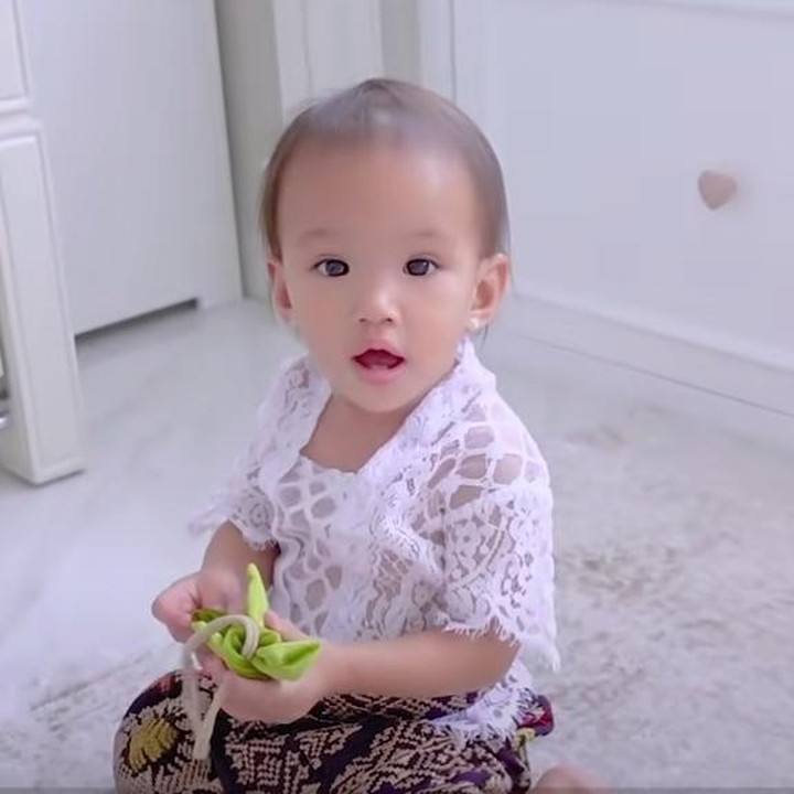 <p>Putri semata wayang Shandy Aulia, Claire Herbowo, kini berusia 14 bulan. Baby Claire tumbuh menjadi anak yang menggemaskan nih, Bunda. (Foto: YouTube Shandy Aulia)</p>