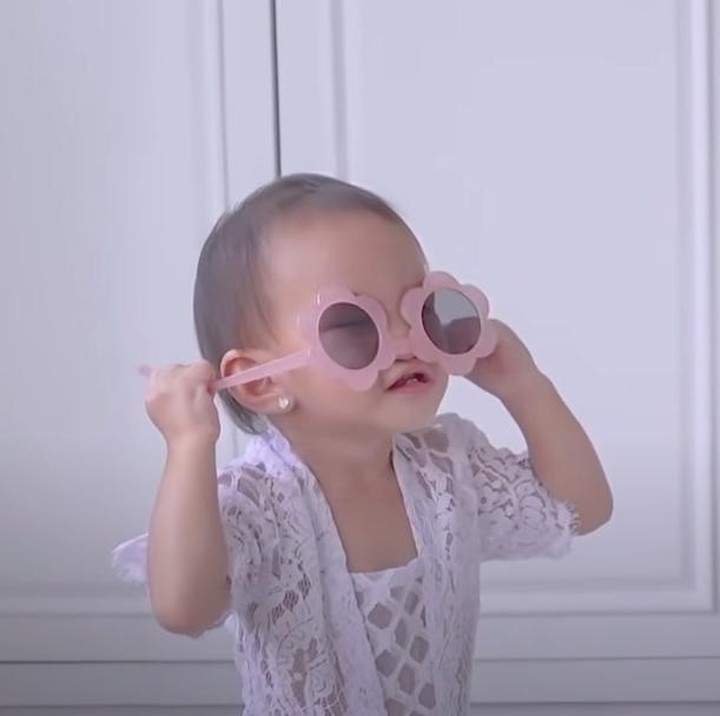 <p>Claire juga sudah berani tampil bergaya dengan kacamata. Keren kan, Bunda? (Foto: YouTube Shandy Aulia)</p>