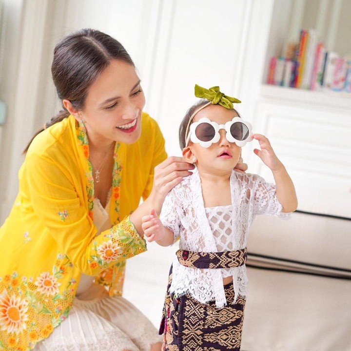 <p>Di Hari Kartini, Claire ikut pemotretran dengan ibunya. Selama sesi pemotretan, bocah menggemaskan ini tampak begitu bahagia. (Foto: Instagram Shandy Aulia)</p>