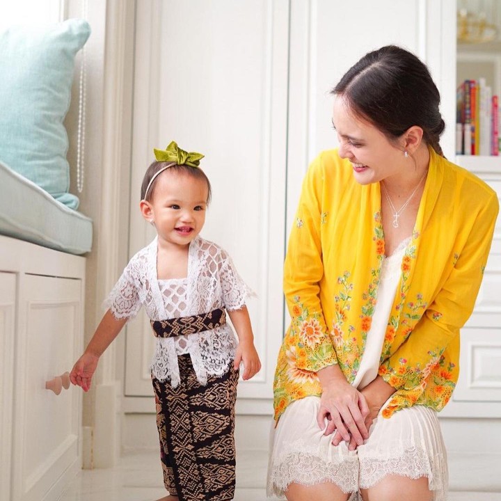 <p>Belum lama ini, Claire diajak sang Bunda merayakan Hari Kartini. Claire tampil cantik mengenakan kebaya putih. (Foto: Instagram Shandy Aulia)</p>