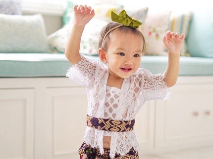 7 Potret Cantik Baby Claire, Putri Shandy Aulia dalam Balutan Kebaya