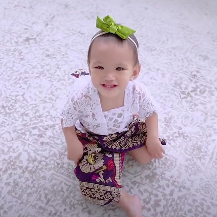 <p>Penampilan Claire semakin cantik dengan aksesoris bando hijau yang dikenakannya nih. (Foto: YouTube Shandy Aulia)</p>