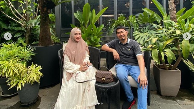 April Jasmine, istri Ustaz Solmed April Jasmine, istri Ustaz Solmed