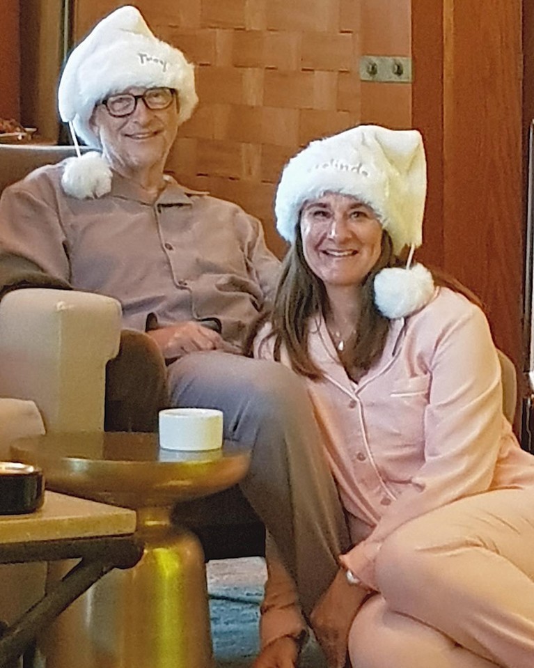 Bill Gates dan Melinda Gates Kabar mengejutkan datang dari Bill Gates dan Melinda yang mengumumkan perceraian mereka. Yuk kita lihat lagi momen mesra mereka yang kini hanya tinggal kenangan!