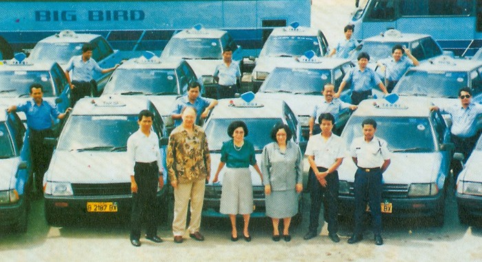 Mutiara Fatimah Djokosoetono, pendiri PT Blue Bird Tbk berfoto bersama pengemudi dan karyawan