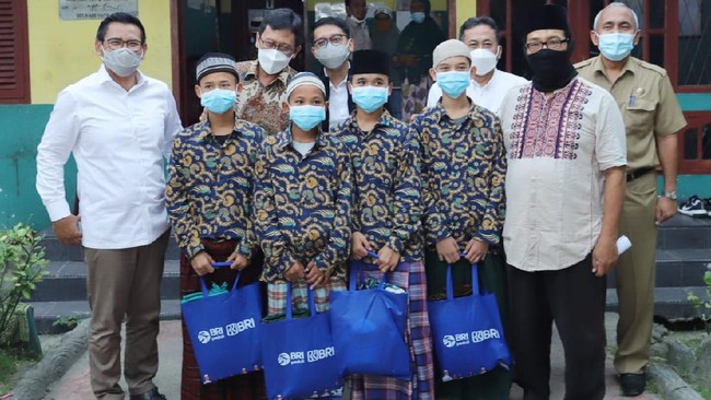BRI memaknai keistimewaan bulan Ramadan 1442 H dengan membagikan paket sembako ke 200 Panti Asuhan dan 50 Panti Werdha di berbagai daerah di Indonesia.