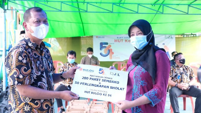 Menyambut usia ke-54 pada 10 Mei mendatang, Perum Bulog mengadakan kegiatan bakti sosial di berbagai wilayah, juga lomba menulis khusus untuk para wartawan.