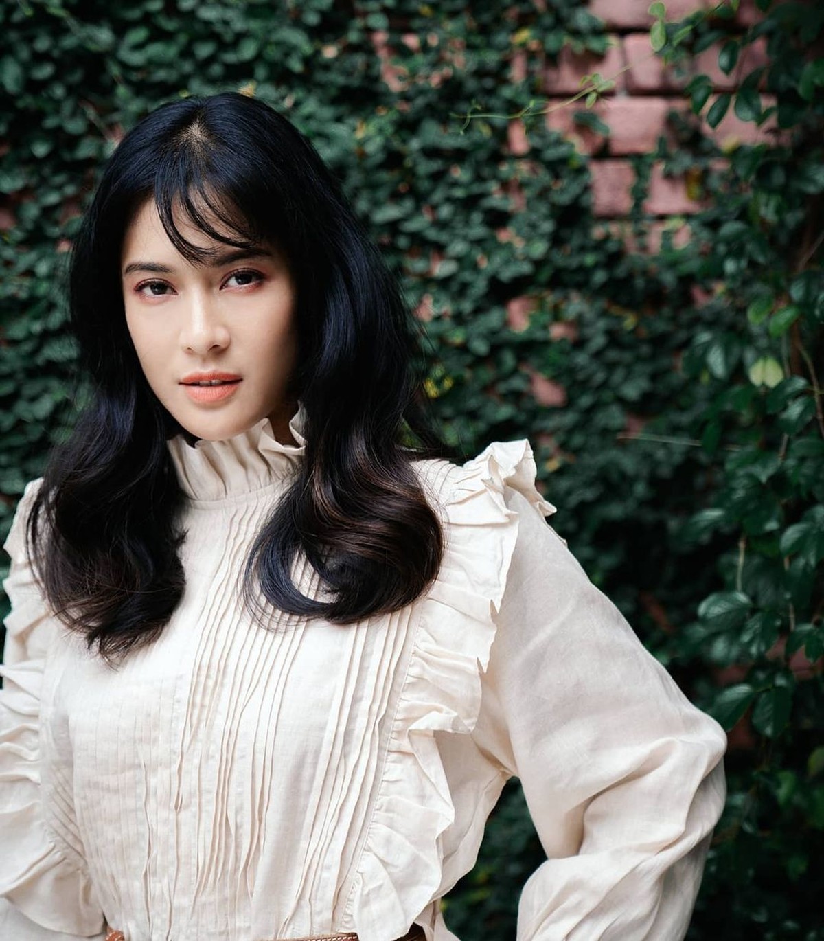 Dian Sastrowardoyo hidup ditengah keluarga yang menganut agama berbeda&period; Yuk kita intip cantiknya Dian Sastro yang akhirnya memeluk Islam&excl;