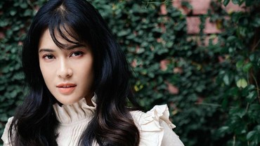 img-title Dian Sastro Kenang Masa Kecil, Disebut Anak Pembantu & Nyaris Bunuh Diri