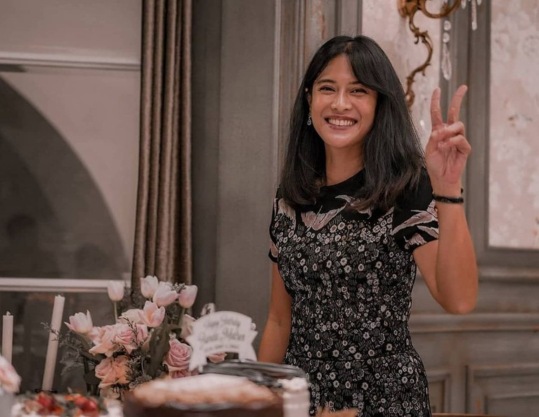 Dian Sastrowardoyo Dian Sastrowardoyo hidup ditengah keluarga yang menganut agama berbeda. Yuk kita intip cantiknya Dian Sastro yang akhirnya memeluk Islam!