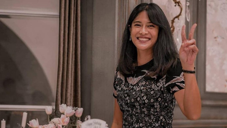 Dian Sastrowardoyo hidup ditengah keluarga yang menganut agama berbeda. Yuk kita intip cantiknya Dian Sastro yang akhirnya memeluk Islam!