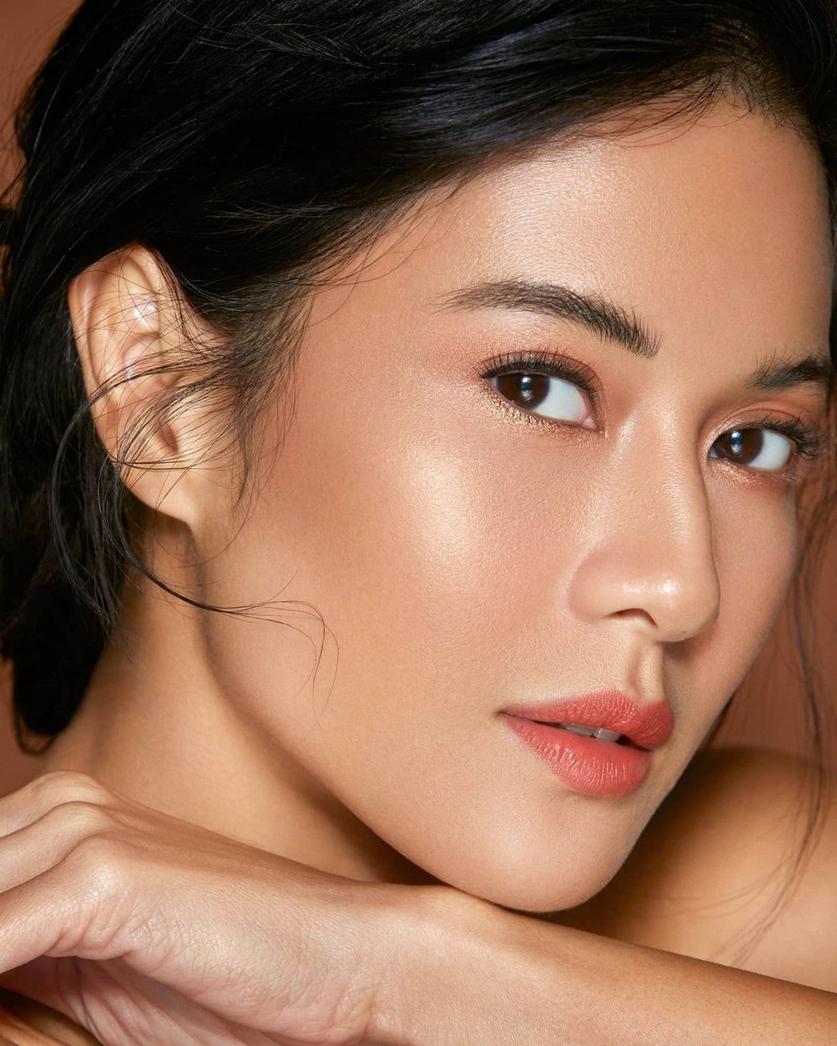 Dian Sastrowardoyo hidup ditengah keluarga yang menganut agama berbeda&period; Yuk kita intip cantiknya Dian Sastro yang akhirnya memeluk Islam&excl;