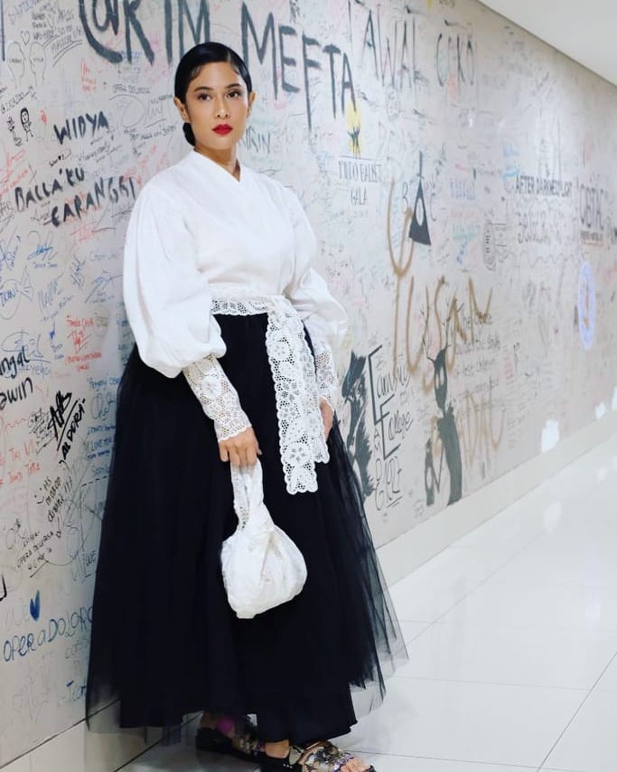 Dian Sastrowardoyo hidup ditengah keluarga yang menganut agama berbeda&period; Yuk kita intip cantiknya Dian Sastro yang akhirnya memeluk Islam&excl;