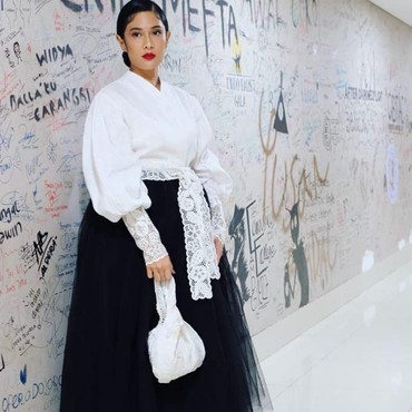 Dian Sastro Beri Alasan Tak Pamer Privasi Hidup Demi Konten