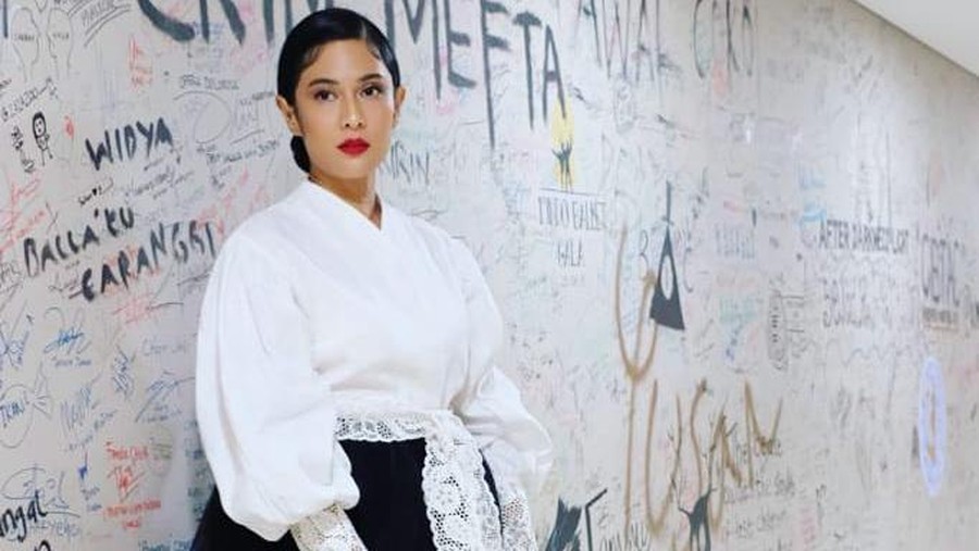 Dian Sastrowardoyo hidup ditengah keluarga yang menganut agama berbeda. Yuk kita intip cantiknya Dian Sastro yang akhirnya memeluk Islam!