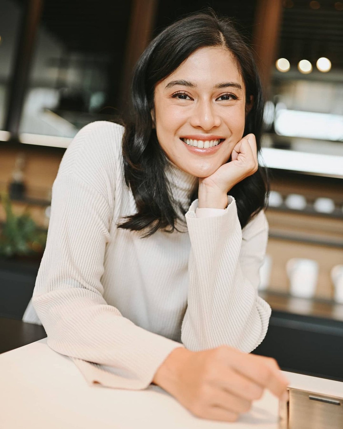 Dian Sastrowardoyo hidup ditengah keluarga yang menganut agama berbeda&period; Yuk kita intip cantiknya Dian Sastro yang akhirnya memeluk Islam&excl;