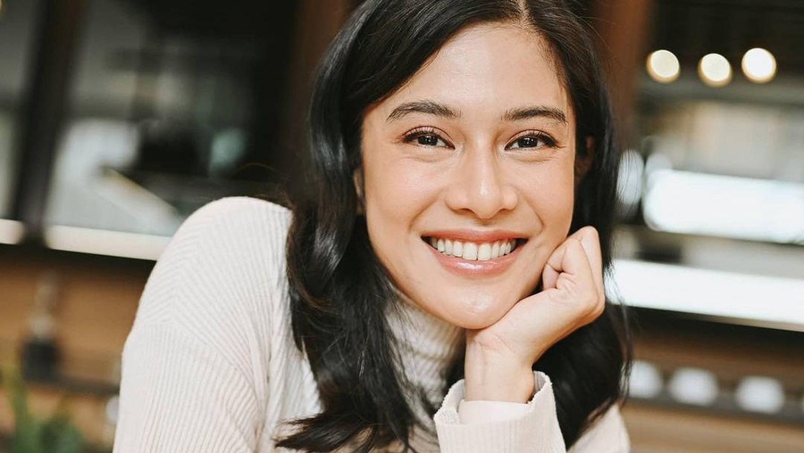 Dian Sastrowardoyo hidup ditengah keluarga yang menganut agama berbeda. Yuk kita intip cantiknya Dian Sastro yang akhirnya memeluk Islam!