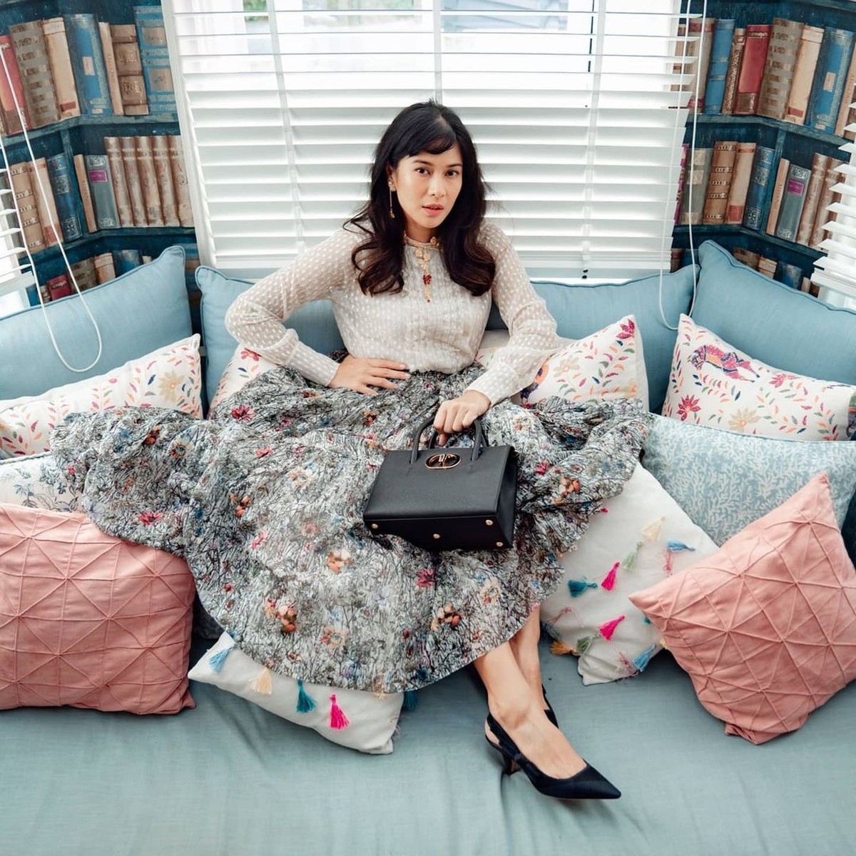 Dian Sastrowardoyo hidup ditengah keluarga yang menganut agama berbeda&period; Yuk kita intip cantiknya Dian Sastro yang akhirnya memeluk Islam&excl;