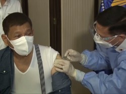 Duterte Disuntik Vaksin Sinopharm, Ledakan Bom di Myanmar Tewaskan 5 Orang