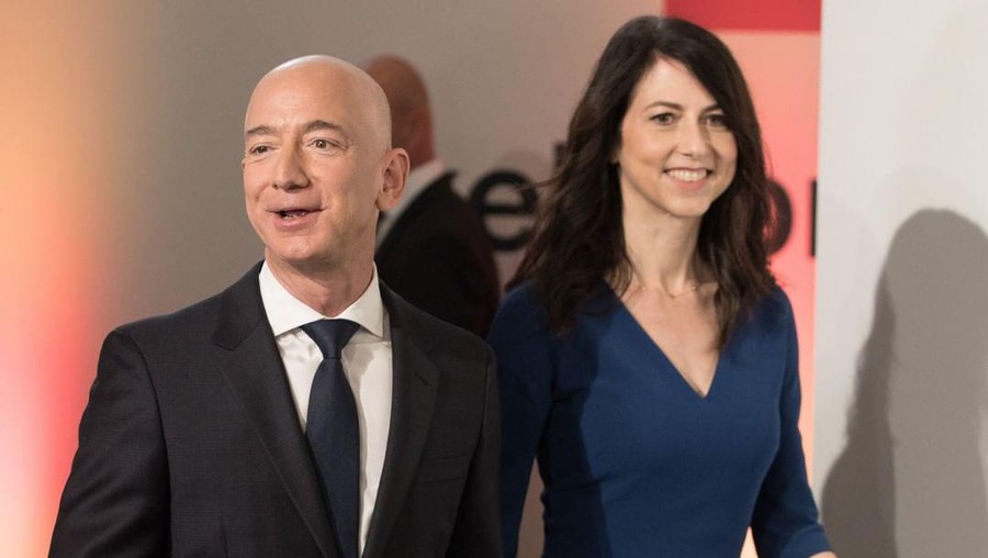 Jeff Bezos dan MacKenzie Scott