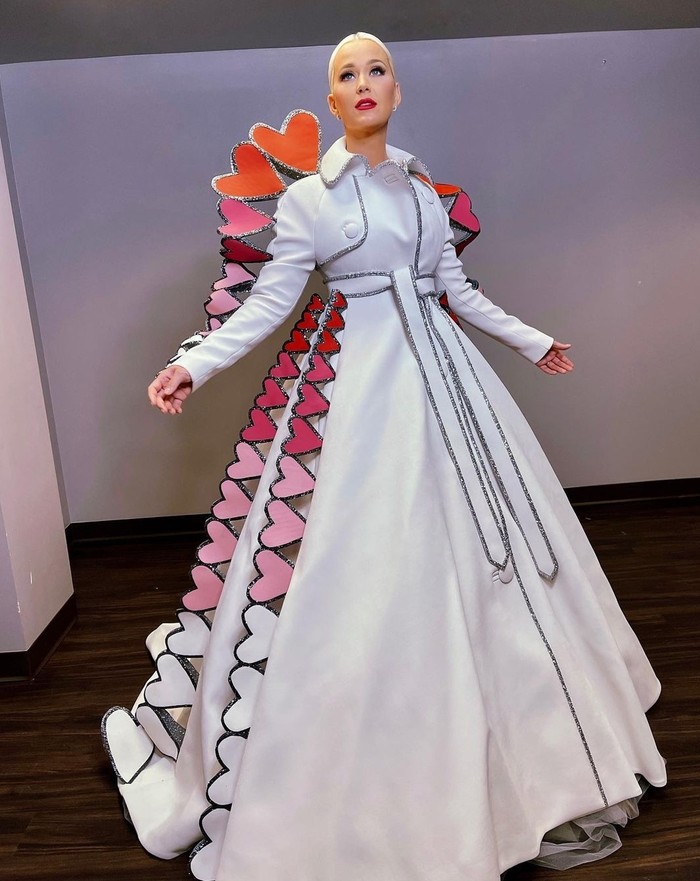Malam Premier American Idol Season 4 jatuh pada Hari Valentine. Lalu Katy Perry menggunakan gaun putih berhiaskan banyak hati. Siap jadi Queen of Hearts! (Foto: instagram.com/katyperry)