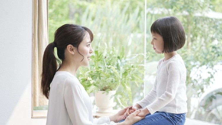 mendisiplinkan anak Asian mother talking with the daughter