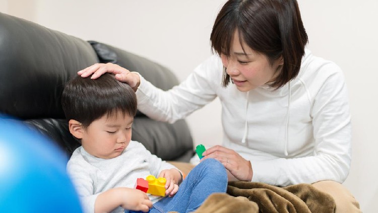 mendisiplinkan anak Asian mother talking with the daughter