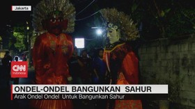 VIDEO: Ondel-Ondel Bangunkan Sahur