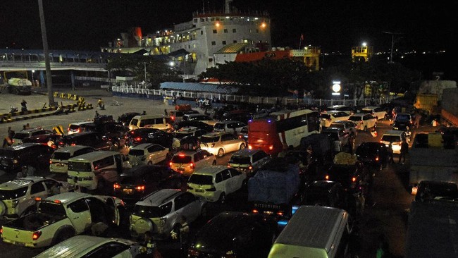 Kenaikan mobilitas masyarakat dari Pulau Jawa menuju Sumatera diperkirakan karena tidak adanya penyekatan di Pelabuhan Merak, seperti 2020 silam.