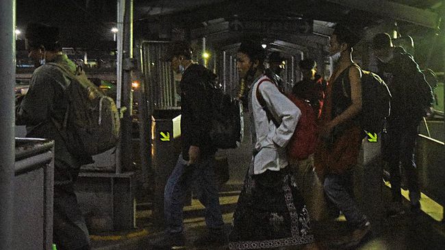 Bayar Rp200 Ribu, Penumpang Kapal Feri Lolos Tanpa Antigen Sedikitnya 26 penumpang Kapal Feri di Pelabuhan Bajoe disebut lolos masuk tanpa surat keterangan hasil negatif Covid-19 tes antigen, usai membayar Rp200 ribu.