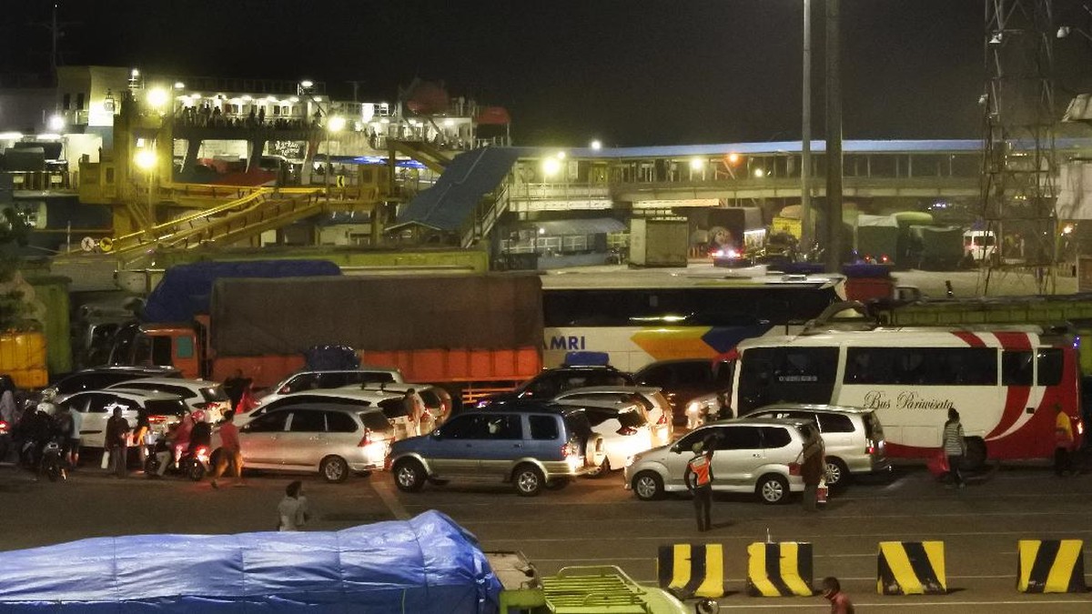 FOTO: Padat Antrean di Pelabuhan Merak H-2 Larangan Mudik