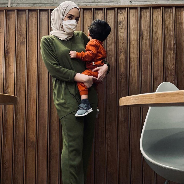 <p>Putri Anne tampil lebih simpel mengenakan <em>outfit</em> berwarna hijau <em>army.</em> Ia memadukan <em>sweatpants</em> dan kaus lengan panjang bersama sneakers hitam. Tetap kece ya, Bunda? (Foto: Instagram: @putriannesaloka)</p>