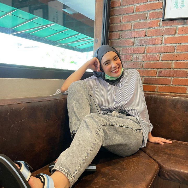 <p>Istri Arya Saloka, Putri Anne, dikenal sebagai salah satu artis berhijab yang modis. Ia tetap tampil kece bak ABG di usia 30 tahun, Bunda. (Foto: Instagram: @putriannesaloka)</p>