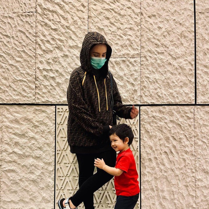 <p>Tampil lebih <em>edgy</em>, Putri Anne mencoba outfit kasual berupa <em>hoodie</em> merek Fendi dan celana <em>legging</em> hitam. Ia juga memakai <em>strappy sandals</em> yang bergaya <em>boyish</em>. Dari ketujuh gaya kasual istri Arya Saloka ini, mana favorit Bunda? (Foto: Instagram: @putriannesaloka)</p>