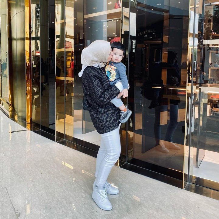 <p>Kali ini, Putri Anne tampil sedikit glamor dengan jaket <em>sporty</em> dari rumah mode Fendi. Ia memadukannya bersama celana <em>light blue</em> denim dan sneakers berwarna senada. (Foto: Instagram: @putriannesaloka)</p>