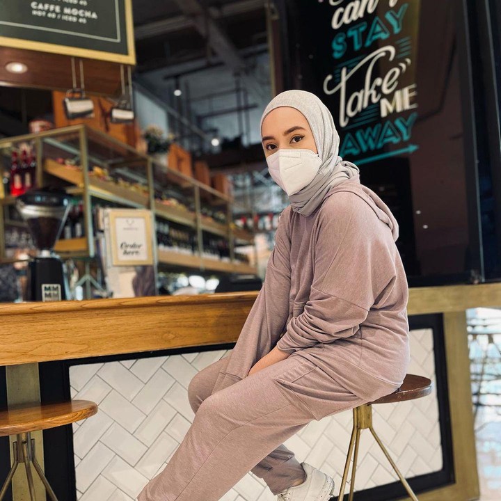 <p>Putri Anne kerap mengandalkan <em>outfit</em> kasual sebagai busana sehari-hari. <em>Outfit</em> tersebut membuatnya terlihat lebih muda, terutama dengan pemilihan warna-warna <em>simple</em> seperti <em>earthy tone</em>. (Foto: Instagram: @putriannesaloka)</p>