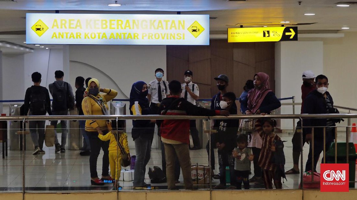 FOTO : Ramai Terminal Pulo Gebang Jelang Larangan Mudik