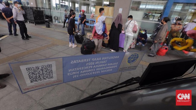 FOTO : Ramai Terminal Pulo Gebang Jelang Larangan Mudik