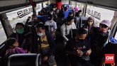 FOTO : Ramai Terminal Pulo Gebang Jelang Larangan Mudik Sejumlah calon pemudik terpantau ramai di Terminal Pulo Gebang pada Selasa (4/5) jelang larangan mudik yang mulai berlaku pada 6 Mei mendatang.
