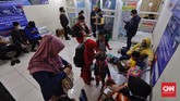 FOTO : Ramai Terminal Pulo Gebang Jelang Larangan Mudik Sejumlah calon pemudik terpantau ramai di Terminal Pulo Gebang pada Selasa (4/5) jelang larangan mudik yang mulai berlaku pada 6 Mei mendatang.