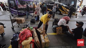FOTO : Ramai Terminal Pulo Gebang Jelang Larangan Mudik