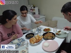Reaksi Orang Turki Buka Puasa pakai Makanan khas Indonesia