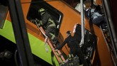 FOTO: Rel Kereta Layang Meksiko Roboh Tewaskan 15 Orang Sebanyak 15 orang tewas dan puluhan lainnya luka-luka di Meksiko setelah jembatan layang yang tengah dilintasi kereta ambruk.